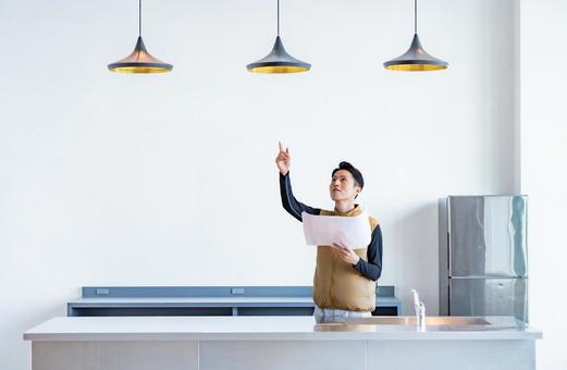 設計図を持って作業を確認するプロ 設計図を持って作業を確認するプロ インテリア,室内,点検の写真素材