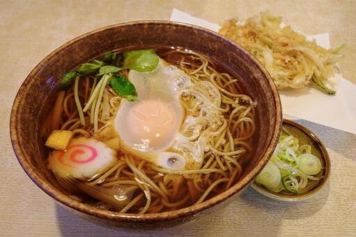 かき揚げを添えた美味しい月見そば 月見そば,かき揚げ,蕎麦の写真素材