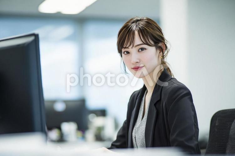 デスクワークするビジネスウーマン-2 ビジネスウーマン,女性,オフィスの写真素材