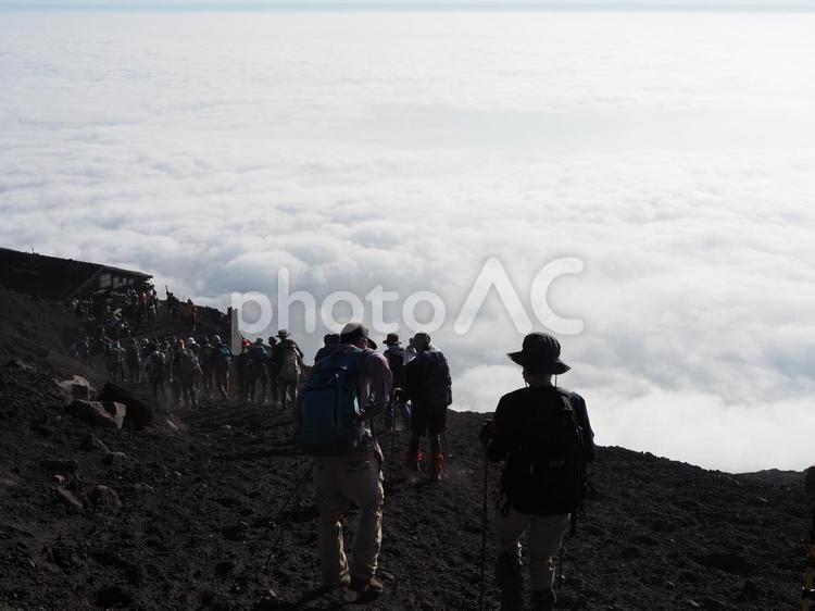 雲海を見ながらの富士山の下山 富士山,富士登山,登山の写真素材