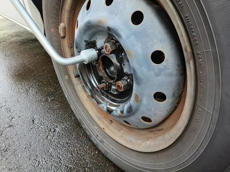 錆びたタイヤホイールの写真