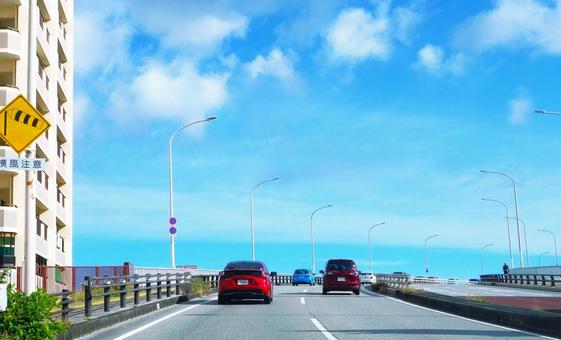 海へと続く南国のロード 海へと続く南国のロード ドライブ風景,南国,車の写真素材