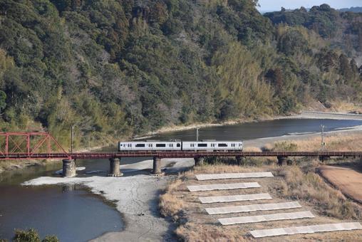鉄橋を渡る817系電車 のりもの,鉄道写真,鉄道車両の写真素材
