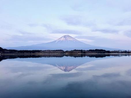 富士山に一日の終わり 富士山に一日の終わり 富士山,田貫湖,湖の写真素材