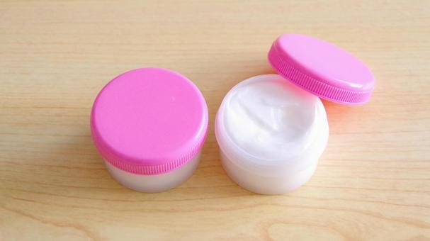 塗り薬を使った皮膚科の治療(軟膏容器) 塗り薬を使った皮膚科の治療(軟膏容器) 外用薬,治療,軟膏の写真素材