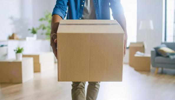 ダンボールを運ぶの写真