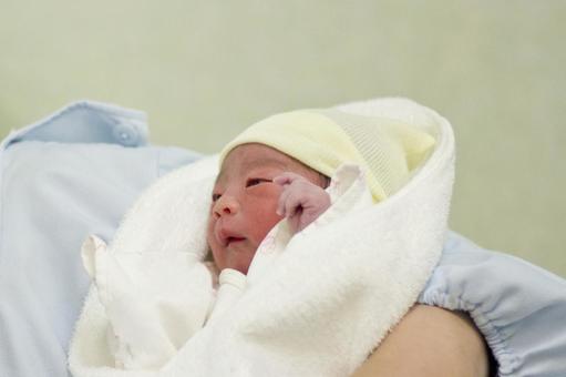 Baby embraced in obstetrics and gynecology, đứa bé, trẻ sơ sinh, em bé, JPG