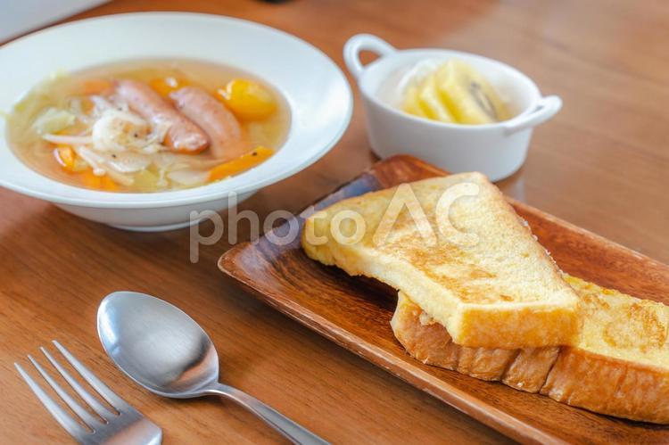 フレンチトーストとソーセージスープの朝食 朝食,フレンチトースト,トーストの写真素材