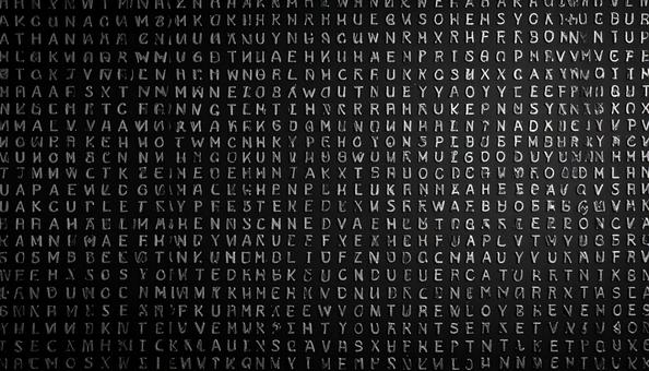 黒色の壁に刻まれた銀色の文字 黒色の壁に刻まれた銀色の文字の写真