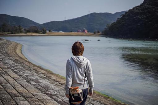 <素材>孤独に夕暮れの海を散歩する女性 <素材>孤独に夕暮れの海を散歩する女性 女性,悩む,海の写真素材