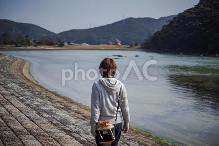 ＜素材＞孤独に夕暮れの海を散歩する女性 女性,人物,風景の写真素材