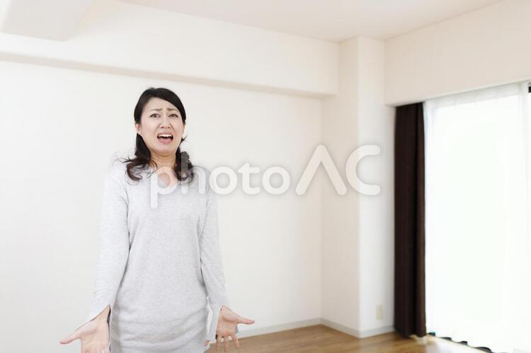 住宅イメージと女性 トラブル 住宅,家,建築の写真素材