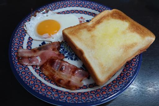 洋風シンプル朝食(斜めアングル) 洋風シンプル朝食(斜めアングル) 朝食,目玉焼き,トーストの写真素材