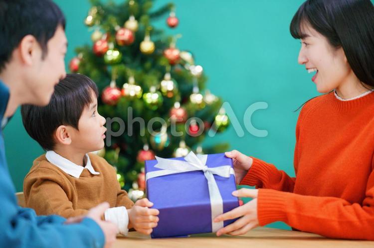見つめあって男の子にプレゼントを渡す女性 家族,男性,女性の写真素材