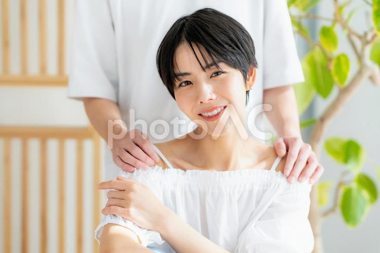 肩に男性の手を置かれる若い女性 美容,ビューティー,若い女性の写真素材