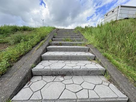 小さな階段の先に 小さな階段の先に 階段,空,雲の写真素材
