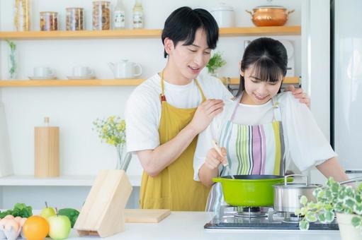 キッチンで料理を作る若い夫婦 キッチンで料理を作る若い夫婦 夫婦,料理,キッチンの写真素材