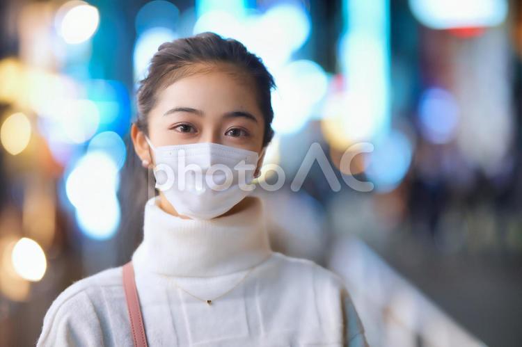 夜の街でマスクをしている女性 女性,彼女,日本人の写真素材
