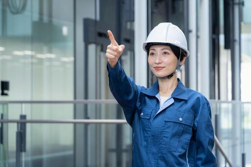ビルメンテナンスする女性エンジニア 不動産,エンジニア,ビルメンテナンスの写真素材