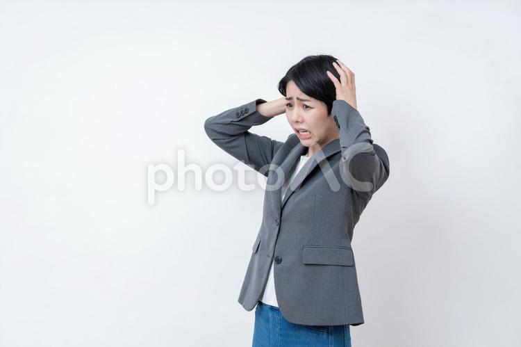 頭を抱えるビジネスウーマン ビジネスウーマン,ビジネス,女性の写真素材