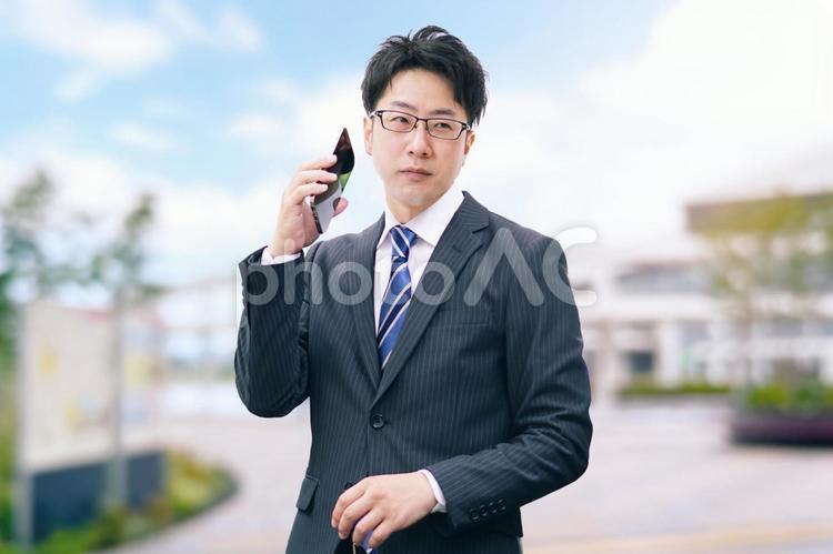 スマートフォンとビジネスマン スマホ,スマートフォン,ビジネスの写真素材