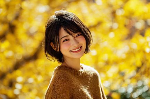 紅葉背景の女性-1 紅葉背景の女性-1の写真