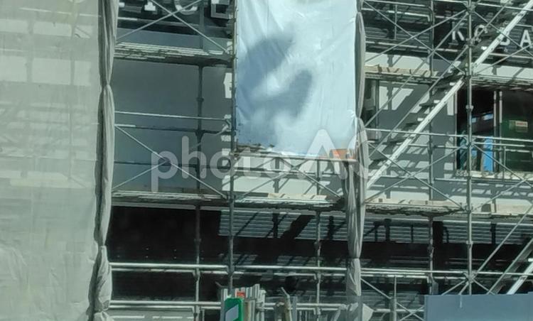 ビル建築中の足場と階段 ビル,建築工事,工事の写真素材
