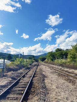 線路が続く穏やかな風景の写真