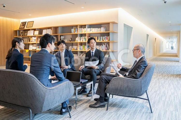 ミーティングをする男女のビジネスパーソン ミーティング,会議,会社員の写真素材