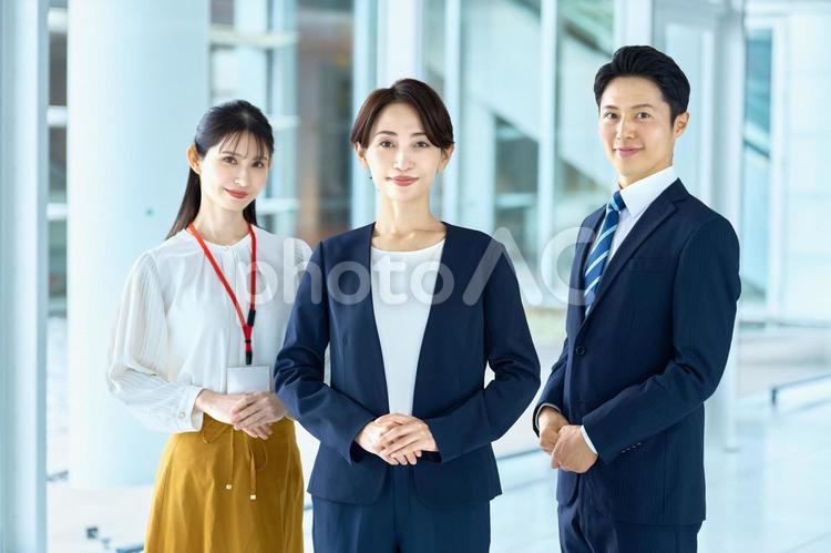 ビジネスマン　会社員　男女　チーム　仕事 ビジネスウーマン,キャリアウーマン,チームの写真素材