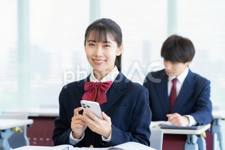 学校で勉強をする男女の高校生 教育,塾,勉強の写真素材