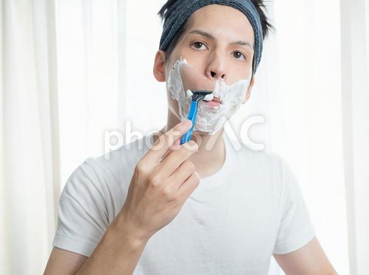 08：髭剃りをする男性 男性,日本人,人物の写真素材