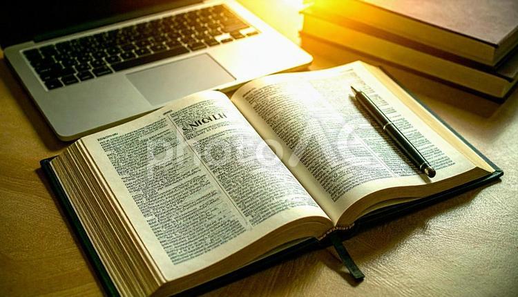 勉強のイメージ　英語辞書とパソコンとペン 勉強,ノートパソコン,英語の写真素材