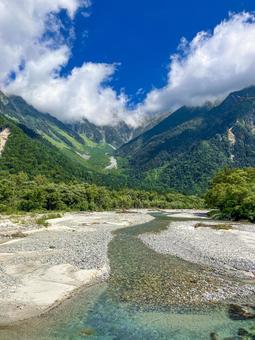 夏の上高地 梓川の清流と雄大な穂高連峰 夏の上高地 梓川の清流と雄大な穂高連峰 上高地,梓川,自然の写真素材