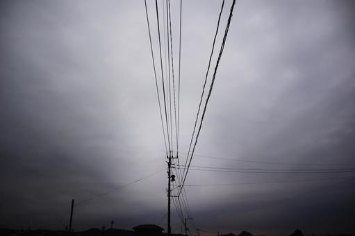 見上げた空に電柱と電線 見上げた空に電柱と電線の写真
