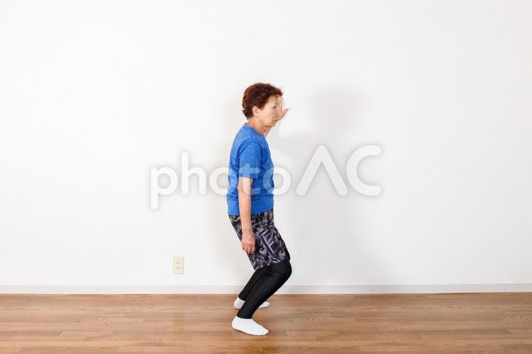 運動するシニア女性 運動,エクササイズ,女性の写真素材