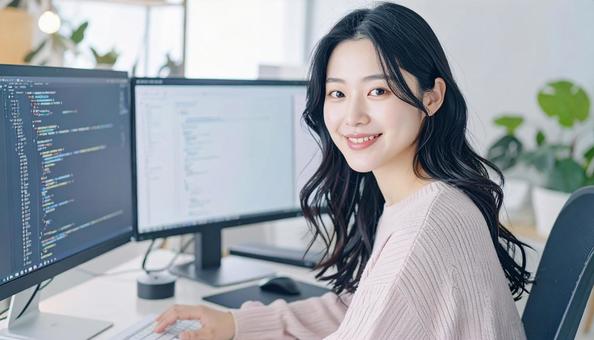 プログラミングをする女性エンジニア プログラミングをする女性エンジニアの写真