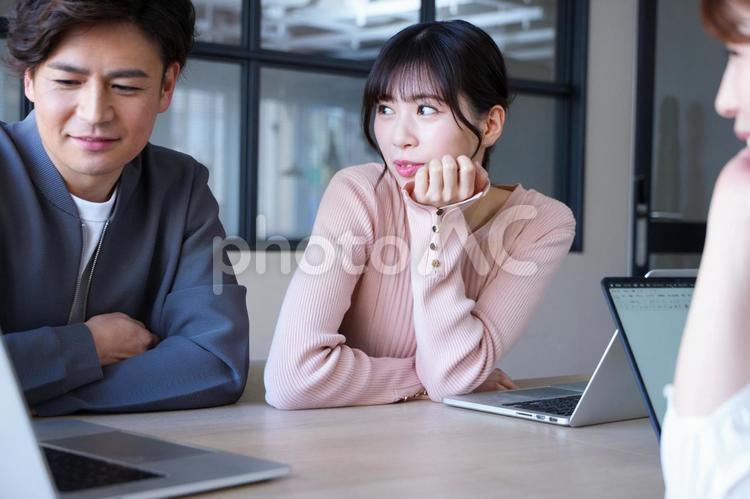 頬杖をして男性の方を見る女性 男女,女性,見つめるの写真素材