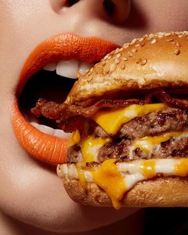 女性がハンバーガーを食べる 女性がハンバーガーを食べるの写真