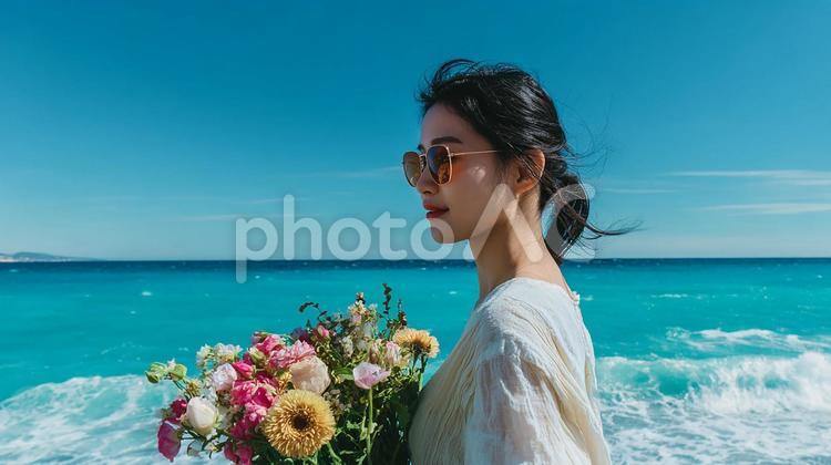 青い海と空の下、サングラスをかけた女性 女性,アジア人,若い女性の写真素材