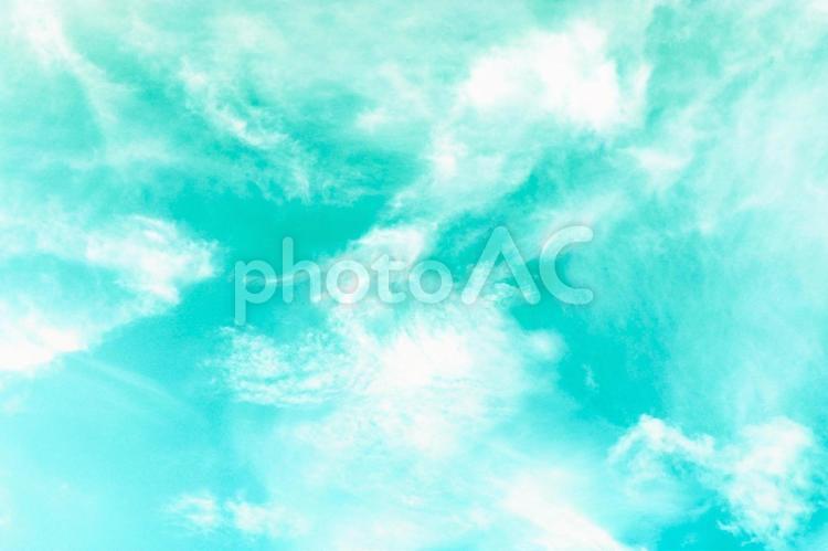 秋の日の優しい雲と空の背景用イメージ素材 秋,空,白い雲の写真素材
