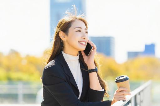 スマホで話す笑顔の女性・ビジネスウーマン スマホで話す笑顔の女性・ビジネスウーマン 女性,スマホ,スマートフォンの写真素材