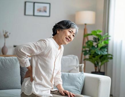 腰が痛い女性 腰が痛い女性の写真