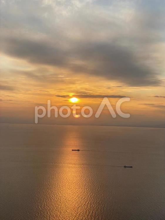 海に反射する夕日 夕日,海,たそがれの写真素材