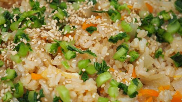 自家製・大根と人参の炊き込みご飯（接写） 大根と人参の炊き込みごはん,大根葉と胡麻のトッピング,自家製の写真素材