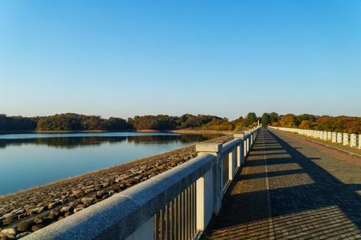 狭山湖の堤防 狭山湖,堤防,ダム湖の写真素材