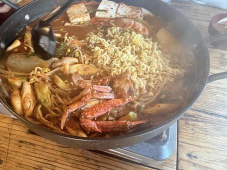 韓国料理 海鮮鍋に乾麺 韓国料理 海鮮鍋に乾麺の写真