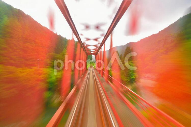 鉄橋を渡る（その２） 鉄橋,トラス橋,線路の写真素材