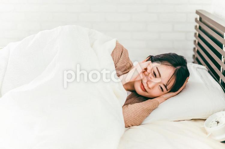 朝起きるのが苦手な女性（低血圧・眠い） 眠い,低血圧,寝不足の写真素材