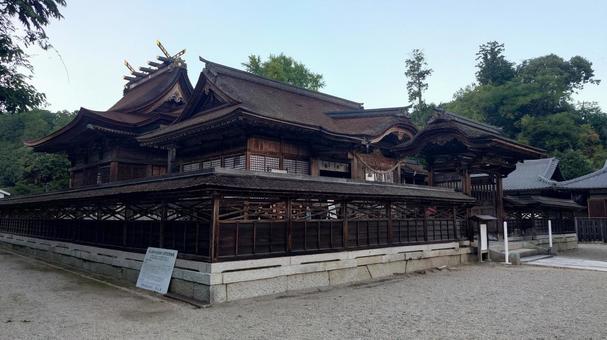 岡山県-中山神社-本殿と拝殿の写真